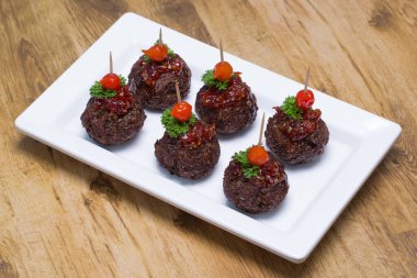 Biberli et kroketi. Bu ahşap masada. Brezilya yemeği.