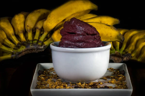 Cuenco Acai Con Plátano Sobre Fondo Negro — Foto de Stock