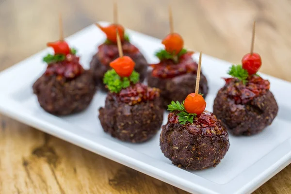 Croquete Carne Com Bebida Tropical Com Praia Segundo Plano Lanche — Fotografia de Stock