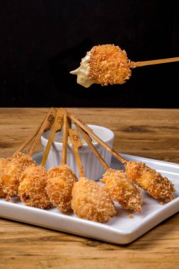 ahşap masada soslu karides..