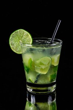 Siyah arka planda limon caipirinha. Brezilya içeceği.