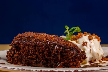 Vanilyalı dondurmalı bir dilim çikolatalı pasta.