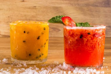 Caipirinha, Brezilya ulusal kokteyli cachaca, şeker kamışı likörü ve ahşap arka planda meyve. Brezilya içeceği.