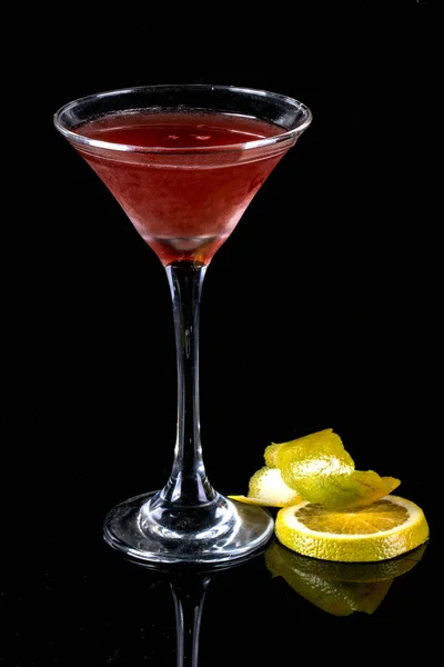 Närbild Glas Cosmopolitan Dekorerad Med Orange Svart Bakgrund — Stockfoto