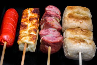 Siyah arka planda çeşitli şişler.