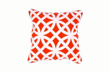 Dekoratif yumuşak yastık, kırmızı ve beyaz renkli geometrik desenli, beyaz arka planda izole.
