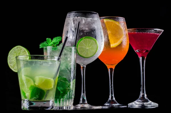 Cocktails Colorés Sur Fond Noir — Photo