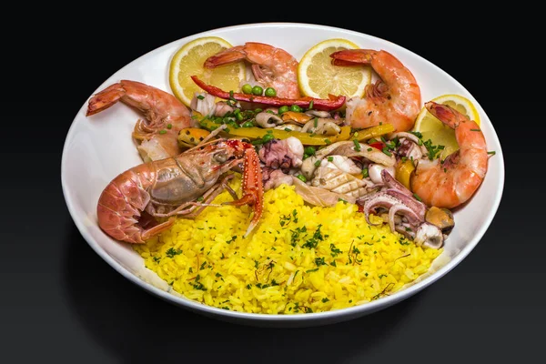 Seafood Paella Piring Putih Latar Belakang Hitam — Stok Foto