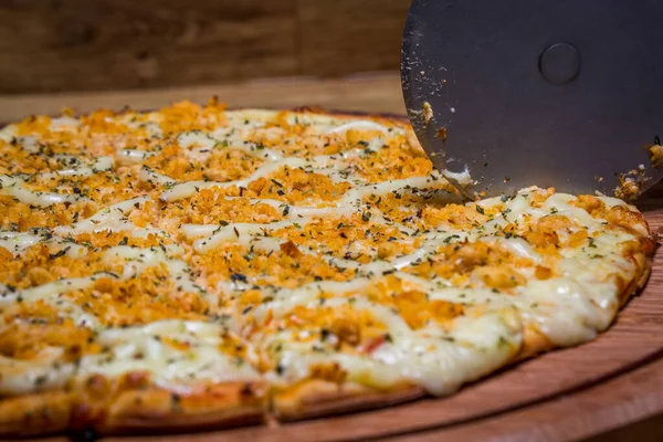 Cortar Pizza Frango Com Queijo Catupéry — Fotografia de Stock