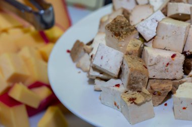 Farklı peynir parçaları. Kapat..