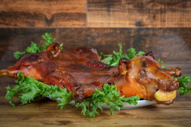  Kızarmış domuz, pururuca. Fundo de madeira yok..