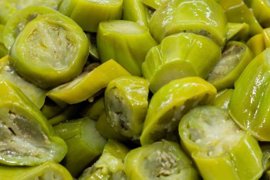 Bir tepsi kırmızı patlıcan salatası ya da jilo, baharatsız. kırmızı patlıcan salatası arka planı.