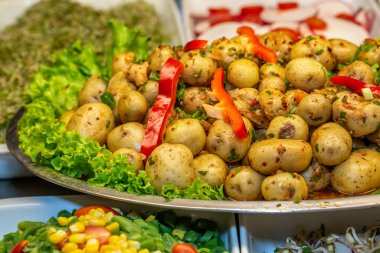 Lokanta büfesinde bebek patates salatasını kapat..
