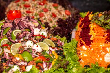 Büfedeki çeşitli salataların resmini kapat