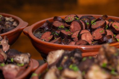 Fayjoada büfesini kapatın, geleneksel Brezilya yemeği. feijoada.