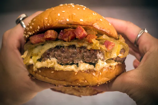 Heerlijke Cheeseburger Met Spek Grijze Achtergrond — Stockfoto