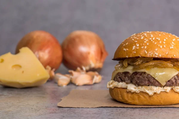 Cheeseburger Met Saus Gekarameliseerde Bruin Papier Grijze Achtergrond — Stockfoto