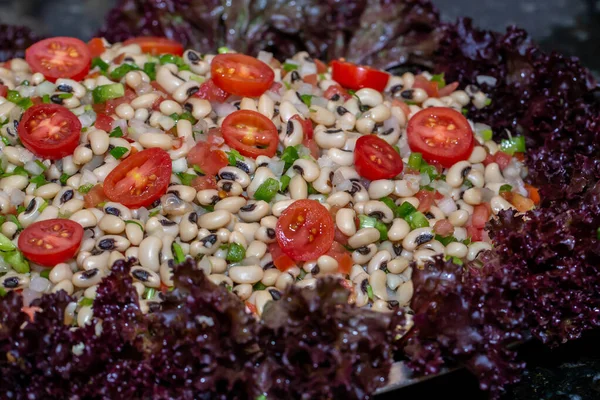 Salad Kacang Bermata Hitam Dengan Tomat Ceri Tutup — Stok Foto