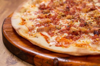  Pastırmalı pizza ve ahşap arka planda kızarmış sarımsak. en üstteki görünüm.