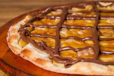 Tatlı pizza. Muzlu ve çikolatalı pizza.