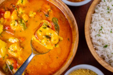 Karidesli kaşık ve balık Moqueca, geleneksel Brezilya mutfağı. en üstteki görünüm.