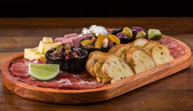 Peynirli ahşap kesim tahtası, salam ve reçel..