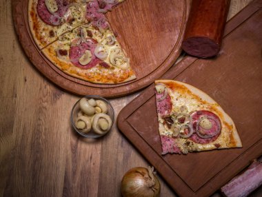 Mavi arka planda nefis acai kasesi.