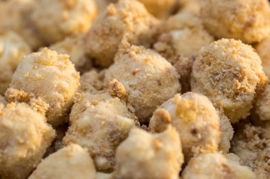 Gurme beyaz çikolata patlamış mısır ve gurme fıstık. Tatlı patlamış mısır.