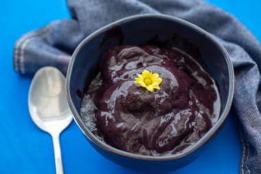 Mavi arka planda nefis acai kasesi.