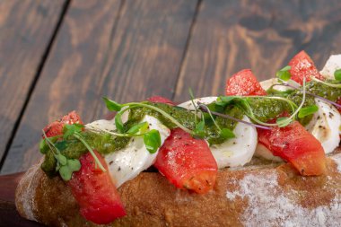 Buffalo mozzarella bruschetta ile domates ve soslu rustik arka plan.