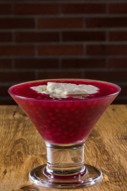 Şarap versiyonunda sagu denilen Brezilya tatlısı..