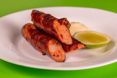 Limonla servis edilen sosis aperatifleri..