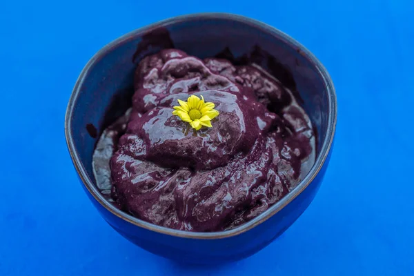 Delicioso Cuenco Acai Sobre Fondo Azul —  Fotos de Stock