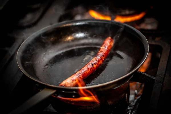 Enchidos Fritando Uma Frigideira Quente Com Fumaça — Fotografia de Stock