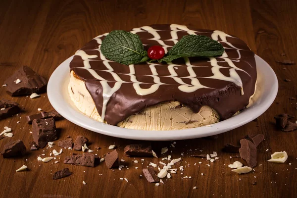 Κέικ Κρέμας Μπισκότο Και Σιρόπι Σοκολάτας Στο Ξύλινο Φόντο Στη — Φωτογραφία Αρχείου