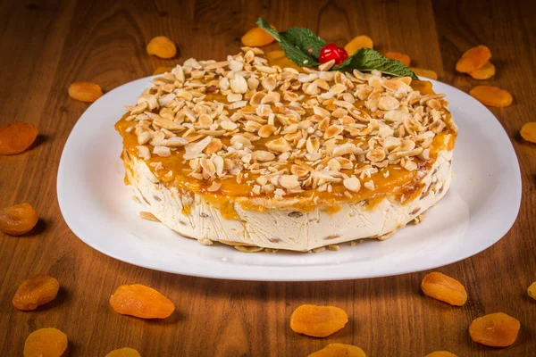 Tarta Albaricoque Con Almendras Sobre Fondo Madera — Foto de Stock