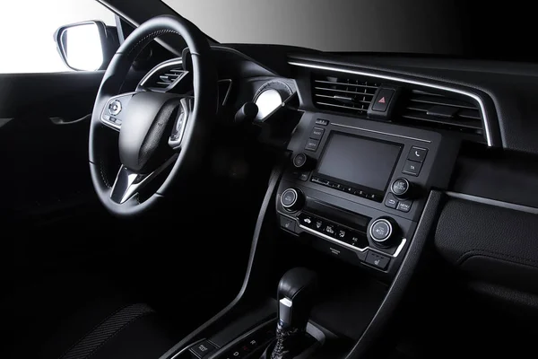 汽车内部 现代汽车速度计 发光仪表盘和方向盘 免版税图库照片