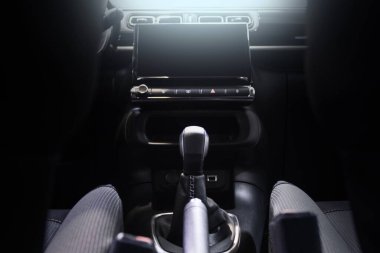 Salon otomobili. İç hatlar. Direksiyon. Gösterge paneli. Speedomet