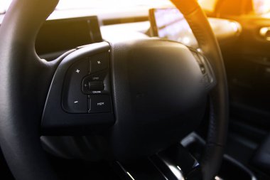 Salon otomobili. İç hatlar. Direksiyon. Gösterge paneli. Speedomet