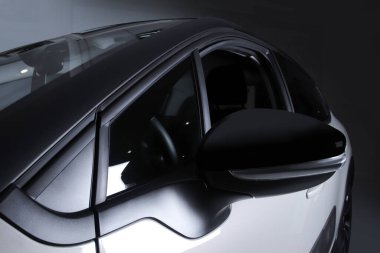 Lüks araba yan aynası.