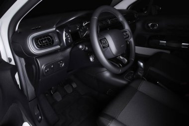 Arabanın içi. Modern araba hız göstergesi, aydınlatılmış gösterge paneli ve 