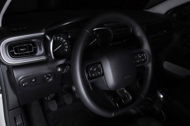 Arabanın içi. Modern araba hız göstergesi, ışıklandırılmış gösterge paneli ve direksiyon.