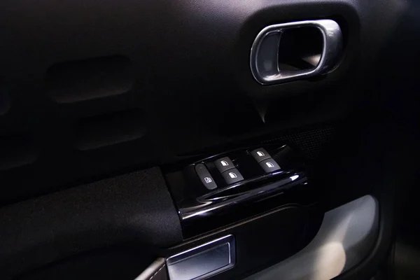 沙龙汽车 内型车方向盘 仪表盘速度表 — 图库照片