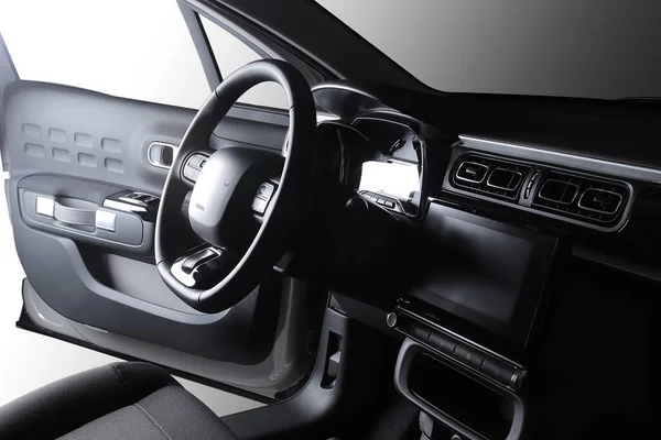 汽车内部 现代汽车速度计 发光仪表盘和方向盘 — 图库照片