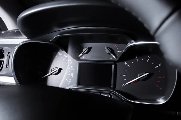 현대식 자동차는 계기판 운전대 계기판을 밝히고 — 스톡 사진