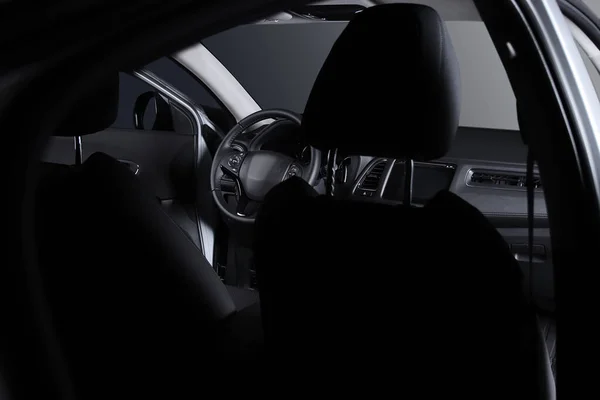 汽车内部 现代汽车速度计 发光仪表盘和方向盘 — 图库照片