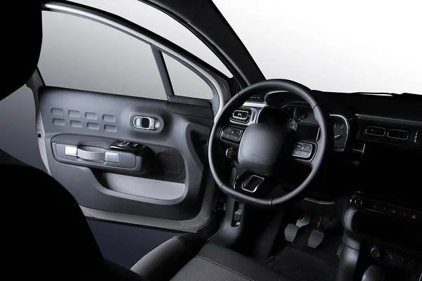 汽车内部 现代汽车速度计 发光仪表盘和方向盘 图库图片