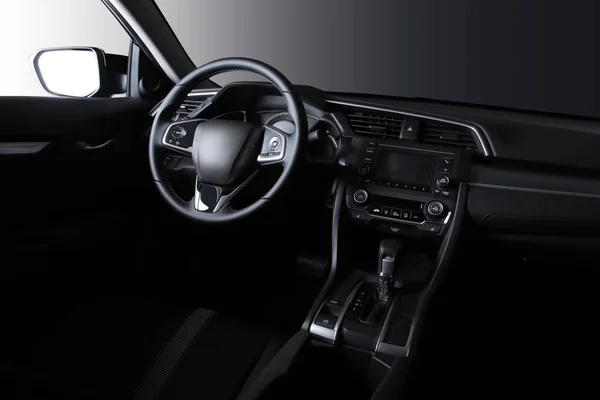 汽车内部 现代汽车速度计 发光仪表盘和方向盘 图库图片