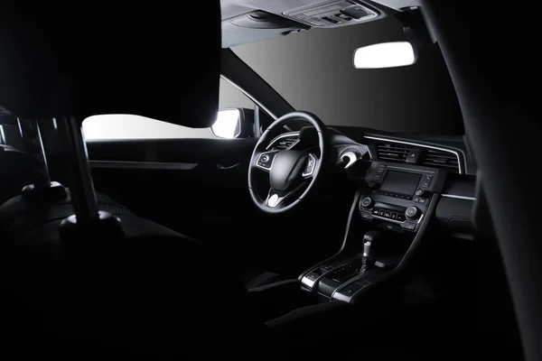 汽车内部 现代汽车速度计 发光仪表盘和方向盘 免版税图库图片