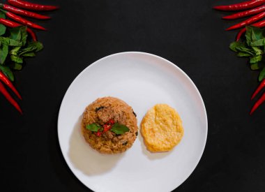 Fesleğen, kızarmış pilav ve siyah arka planda omlet yumurtası Tayland yemeği, sokak yemeği, yukarıdan görüntü.